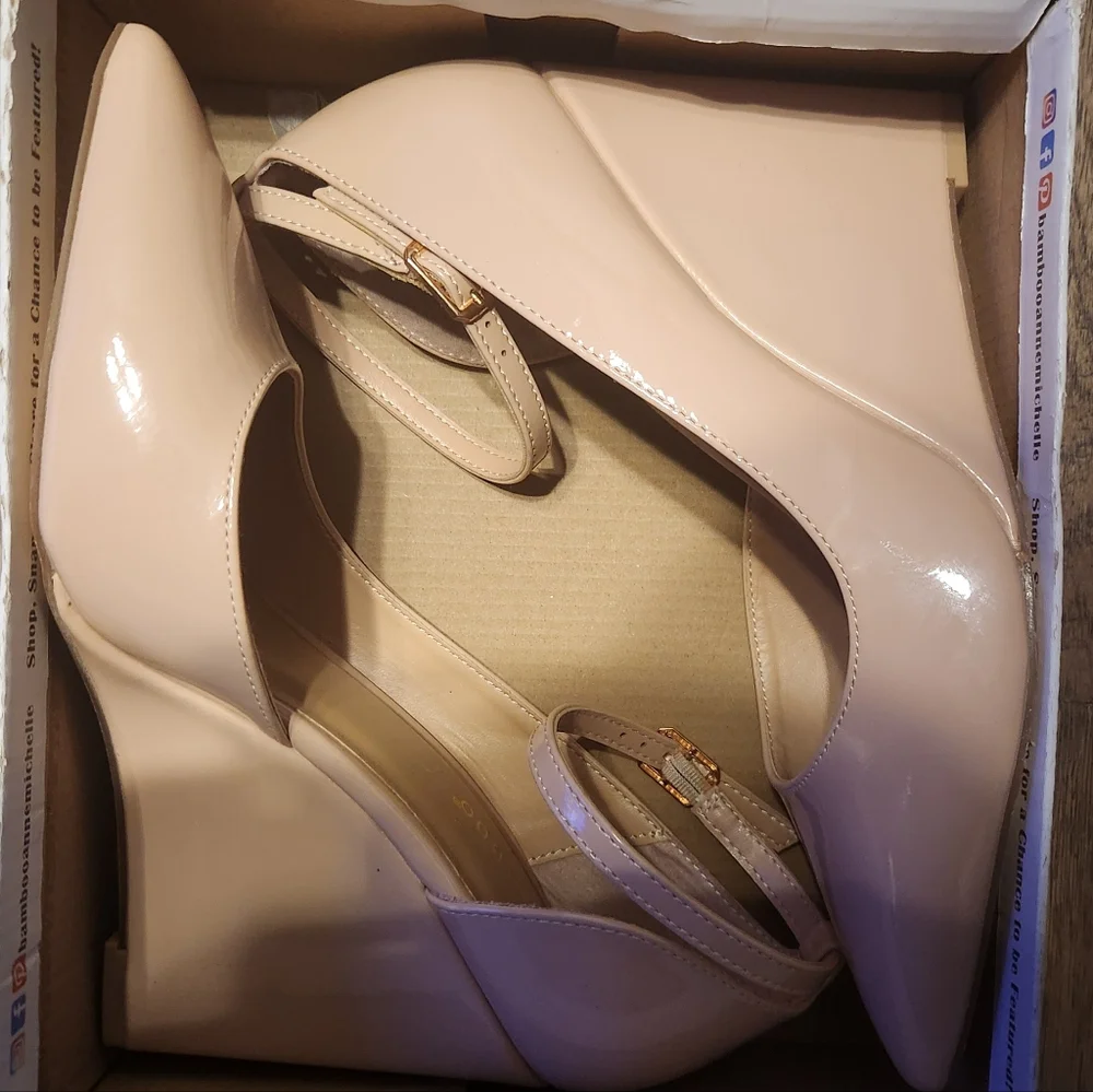 NWT Women's Bamboo Elegant Nude Wedge Heels